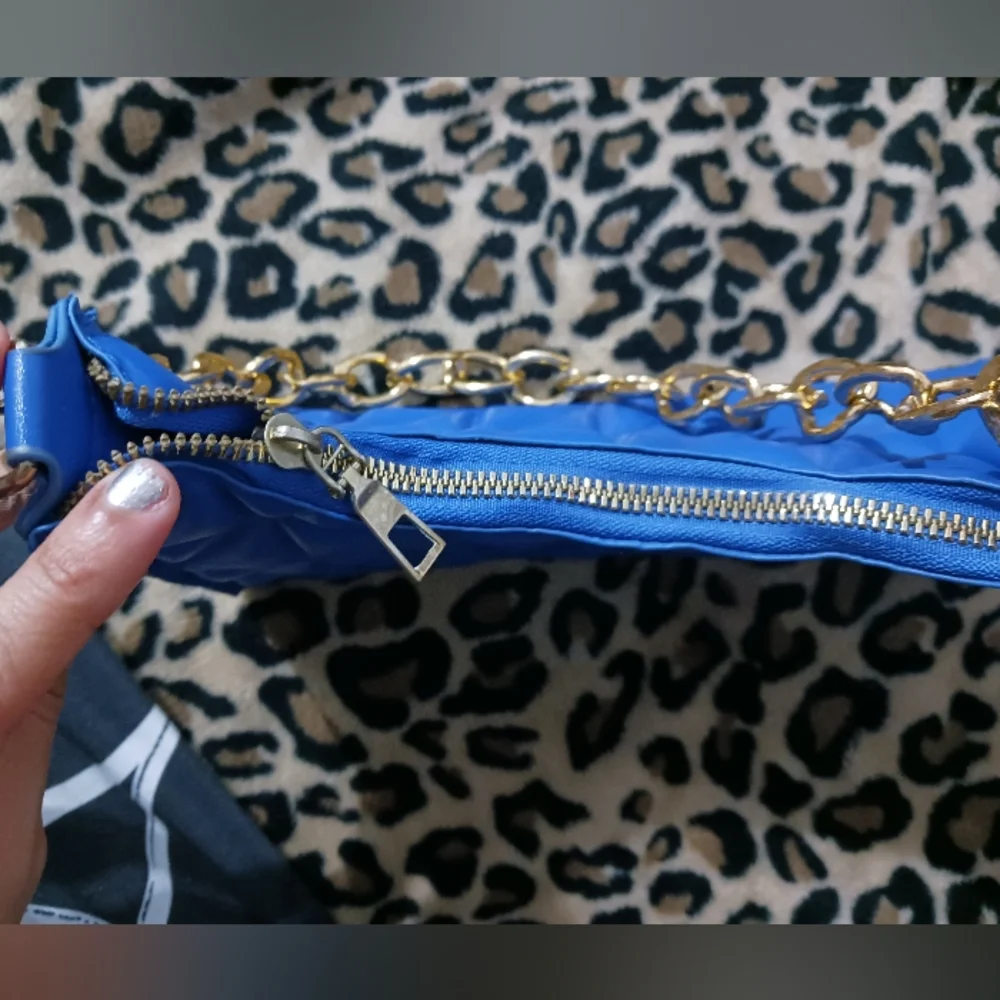 Women electric blue gold chain padded mini bag - Picture 7 of 10
